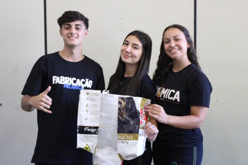 Alunos do Colégio Satc transformam sacos de ração em soluções sustentáveis — foto 1