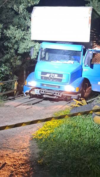 Siderópolis: caminhão fica preso em ponte interditada e motorista cai ao tentar sair do veículo — foto 2