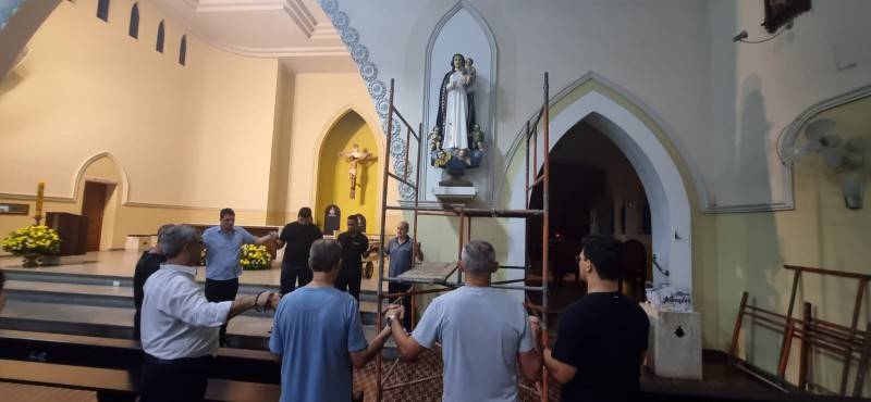 Imagem original de Nossa Senhora Mãe dos Homens é descida para o presbitério em Araranguá — foto 1