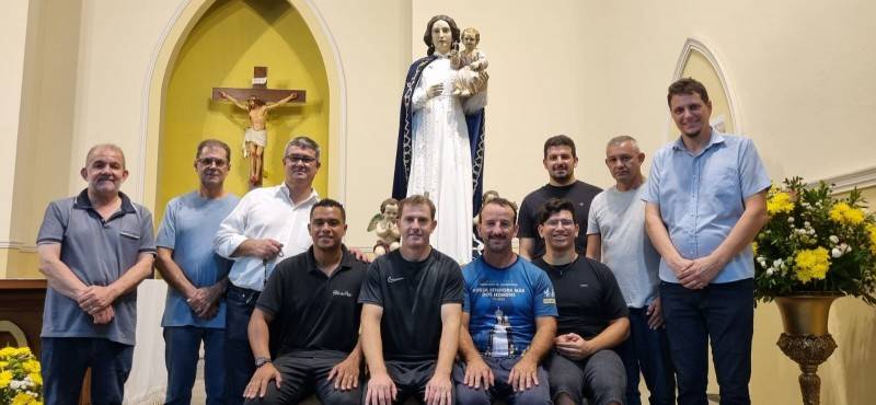 Imagem original de Nossa Senhora Mãe dos Homens é descida para o presbitério em Araranguá — foto 2
