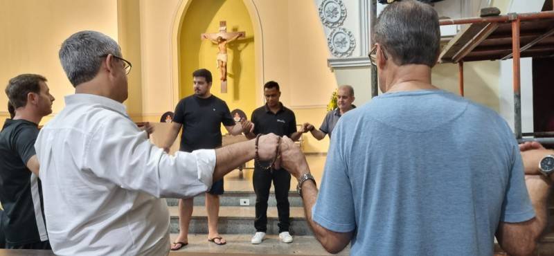 Imagem original de Nossa Senhora Mãe dos Homens é descida para o presbitério em Araranguá — foto 5