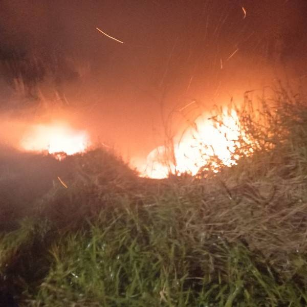 Carro é destruído por incêndio em Içara — foto 1