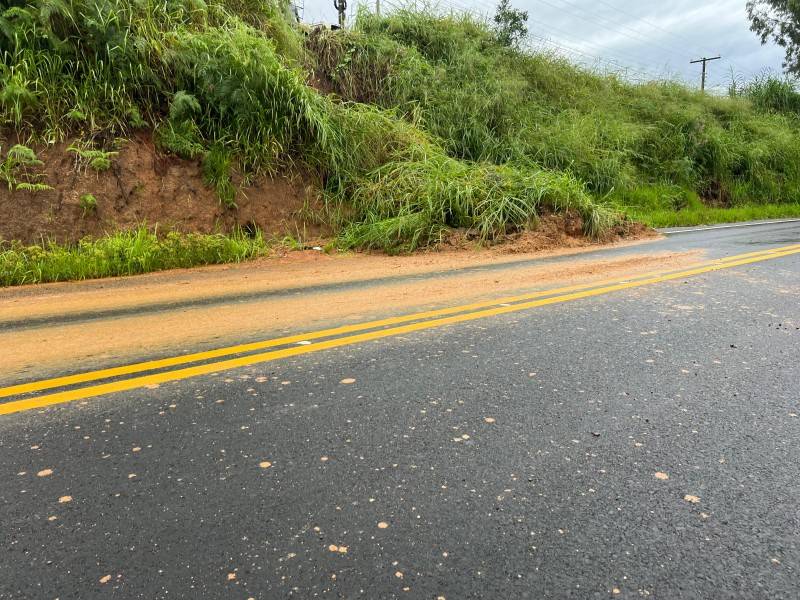 Deslizamento de terra é registrado na rodovia SC-445 em Siderópolis — foto 1