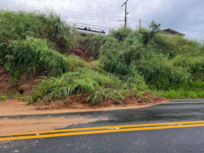 Deslizamento de terra é registrado na rodovia SC-445 em Siderópolis — foto 2
