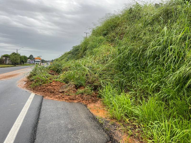 Deslizamento de terra é registrado na rodovia SC-445 em Siderópolis — foto 7