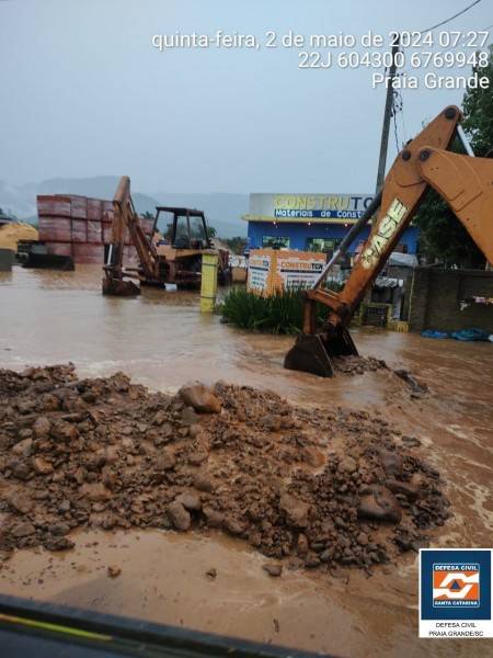 Praia Grande tem abrigo provisório preparado; há vias interditadas na cidade — foto 2