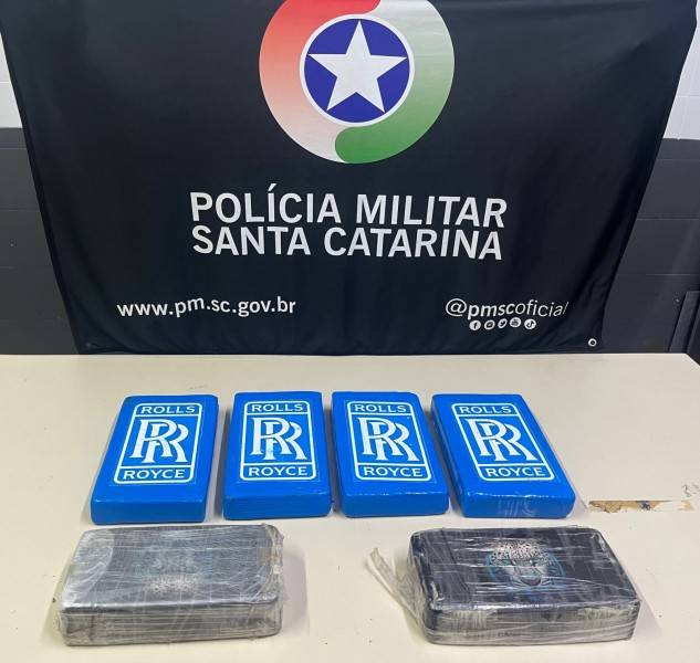 Motorista foge ao avistar PM, mas é abordado; cão policial encontrou drogas no carro — foto 1