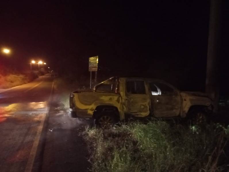 Caminhonete é destruída por incêndio após motorista passar mal e colidir contra poste em Turvo — foto 3