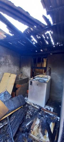 Gestante pula janela de quarto para escapar de incêndio em Urussanga — foto 1