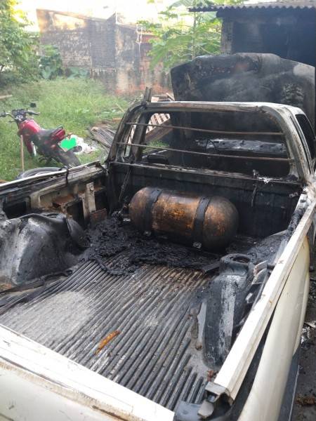 Carro é destruído por incêndio em Criciúma — foto 1