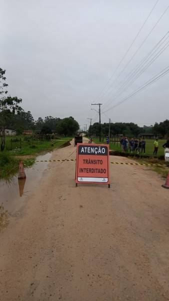 Abertura de cratera interdita rodovia Juvenal José Silvano, em Içara — foto 1