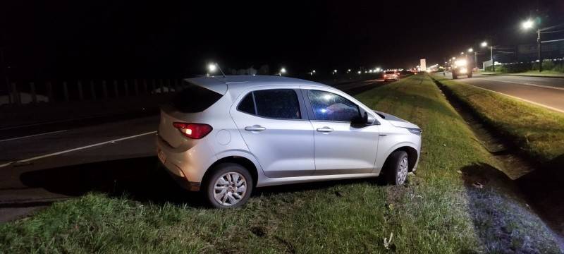 Carro sai da pista após colisão na BR-101 em Sombrio — foto 1