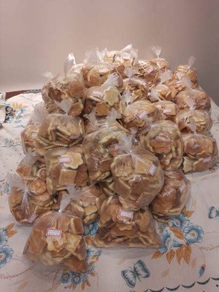 Mulheres produzem bolachas para atingidos pelas enchentes no RS — foto 1