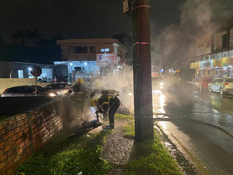 Após acidente, motocicleta pega fogo em Criciúma — foto 1