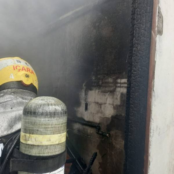 Içara: moradores controlam principio de incêndio em edícula com mangueira de jardim — foto 1