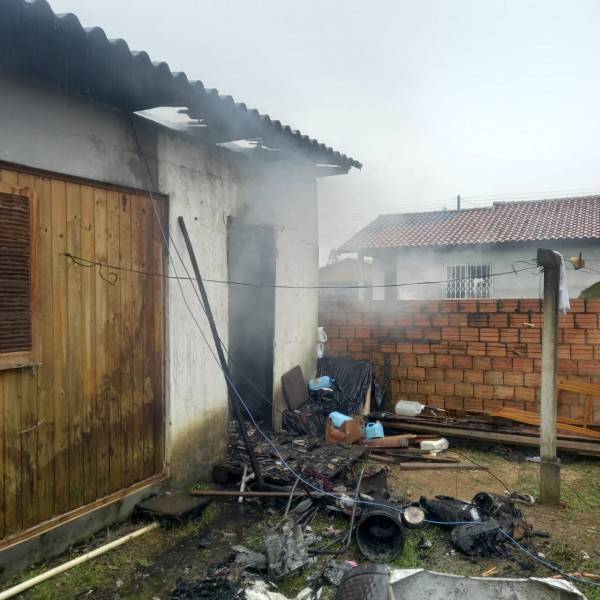 Içara: moradores controlam principio de incêndio em edícula com mangueira de jardim — foto 2