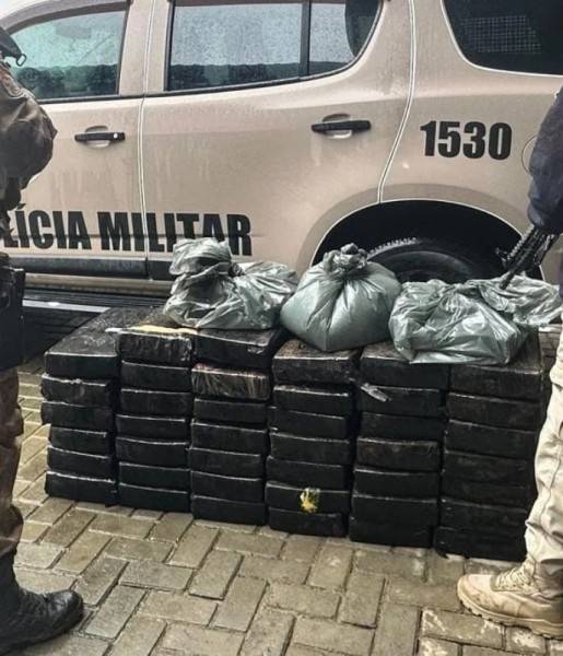 Motorista é preso com 348 quilos de maconha em veículo adulterado com placas de Criciúma — foto 2