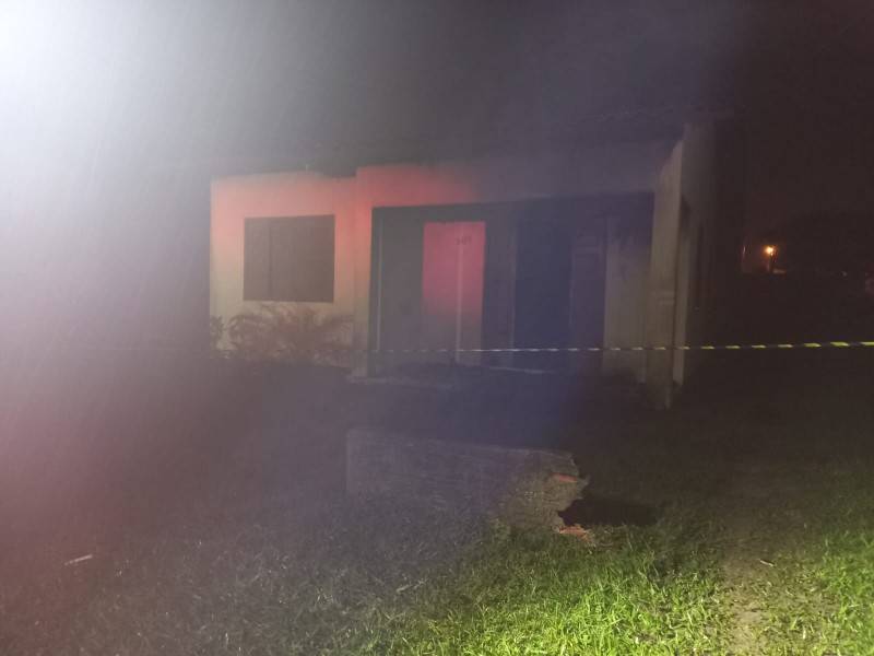 Residência é destruída por incêndio em Balneário Gaivota — foto 3