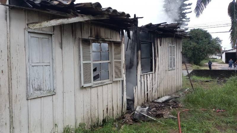 Bombeiros combatem incêndio em casa de madeira em Morro da Fumaça — foto 1