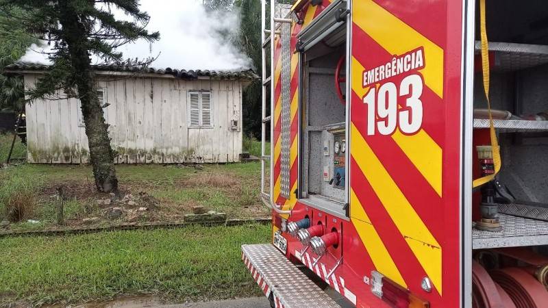 Bombeiros combatem incêndio em casa de madeira em Morro da Fumaça — foto 2