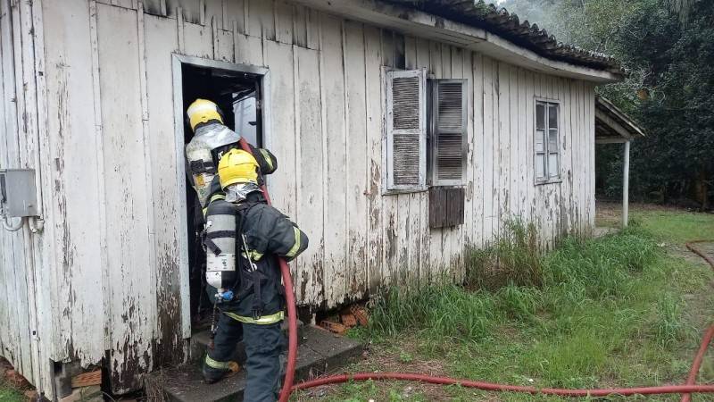 Bombeiros combatem incêndio em casa de madeira em Morro da Fumaça — foto 4
