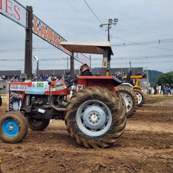 Arrancada de Tratores reúne mais de 8 mil pessoas em Turvo — foto 1