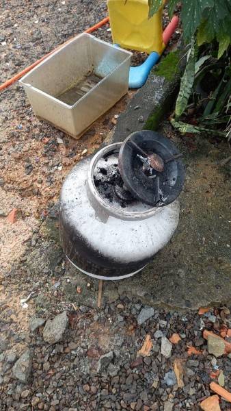 Criciúma: princípio de incêndio em casa é combatido por moradores no bairro Nossa Senhora da Salete — foto 1