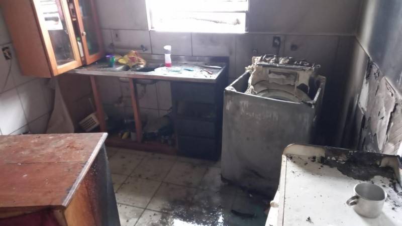 Criciúma: princípio de incêndio em casa é combatido por moradores no bairro Nossa Senhora da Salete — foto 3