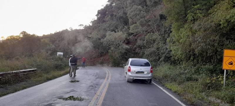 Queda de barreira causa interdição total da SC-110 em Bom Retiro — foto 1