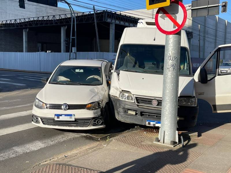 Colisão entre carro e van é registrada na rua Araranguá, em Criciúma — foto 1
