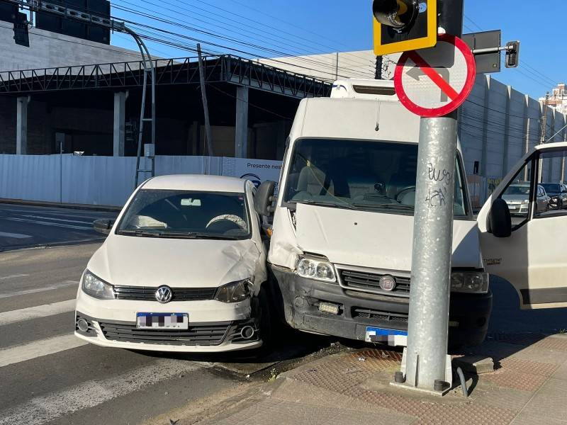 Colisão entre carro e van é registrada na rua Araranguá, em Criciúma — foto 2