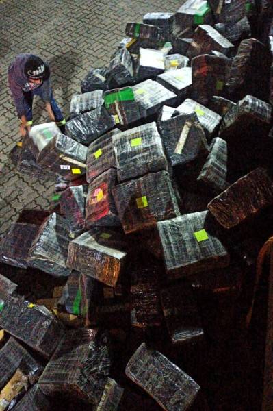 PRF finaliza pesagem de maconha apreendida em carreta de donativos para o RS — foto 1