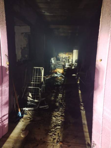 Incêndio destrói interior de casa em Passo de Torres — foto 2