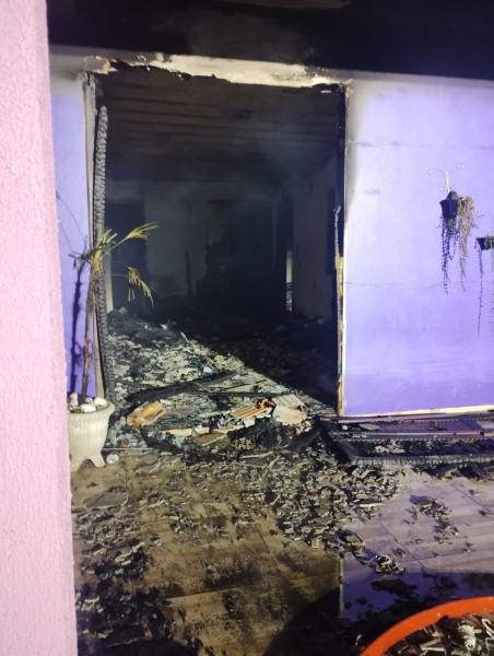 Incêndio destrói interior de casa em Passo de Torres — foto 4