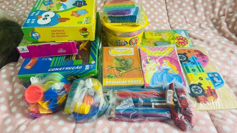 Voluntários de Criciúma unem forças para enviar kits de atividades e brinquedos para crianças no RS — foto 2