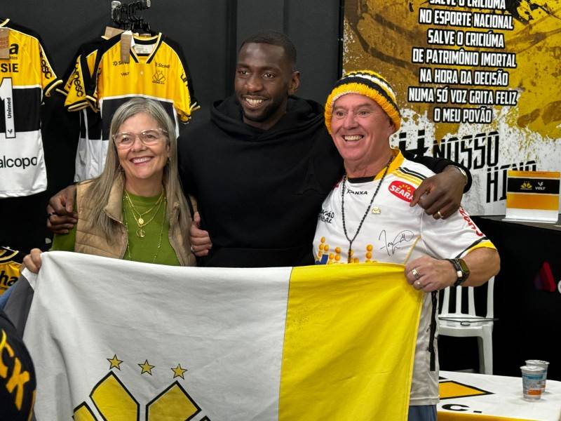 Com direito a parabéns e flores, Bolasie distribui simpatia em sessão de autógrafos — foto 1