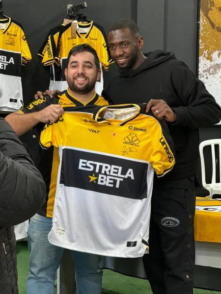 Com direito a parabéns e flores, Bolasie distribui simpatia em sessão de autógrafos — foto 2