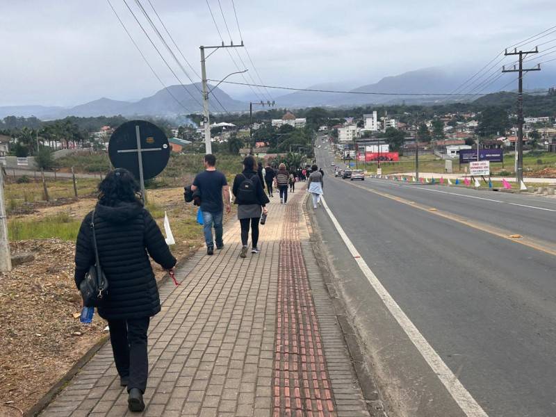 Fiéis caminham até o Santuário de Caravaggio — foto 1