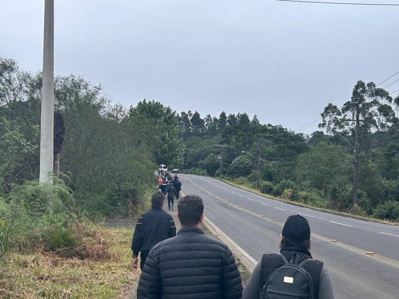 Fiéis caminham até o Santuário de Caravaggio — foto 8