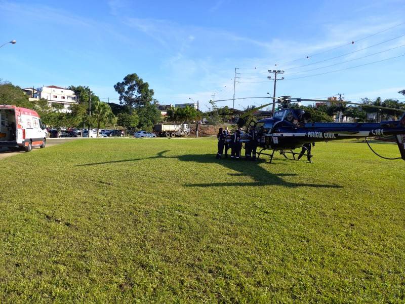 Idoso cai de telhado e fica gravemente ferido — foto 1