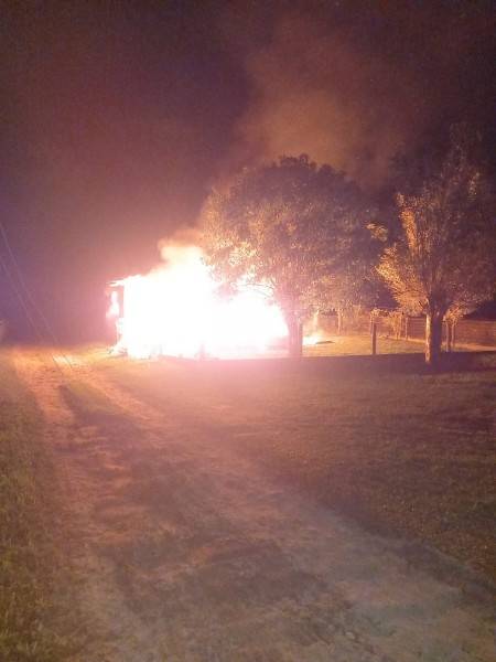 Casa é destruída por incêndio em Balneário Gaivota — foto 1