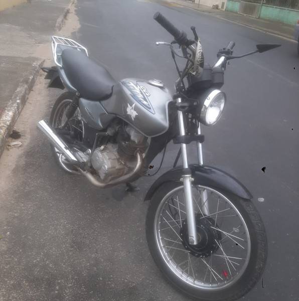 Colisão entre motocicleta e carro deixa dois feridos no Centro de Passo de Torres — foto 1