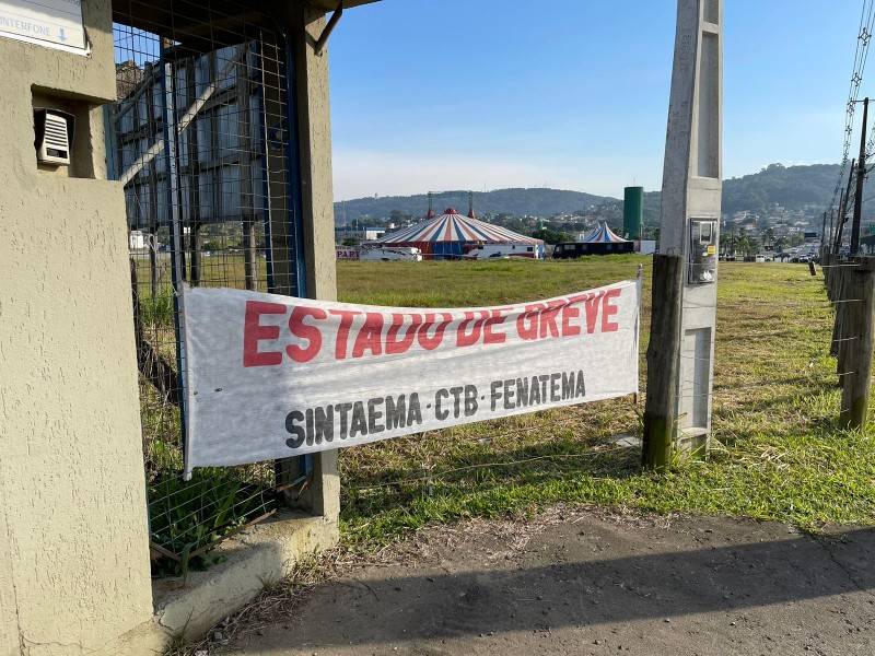 Em greve, mais de 100 funcionários da Casan realizam ato em Criciúma — foto 1