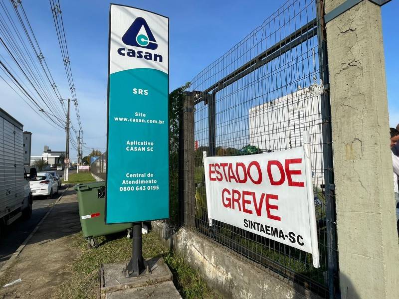 Em greve, mais de 100 funcionários da Casan realizam ato em Criciúma — foto 2