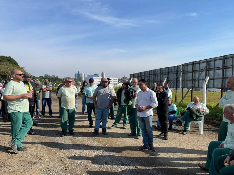 Em greve, mais de 100 funcionários da Casan realizam ato em Criciúma — foto 7
