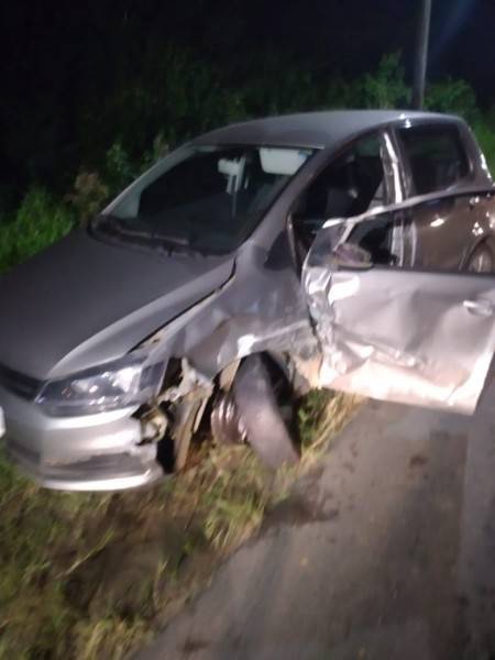Colisão contra caminhão deixa jovem presa a ferragens em Araranguá — foto 1