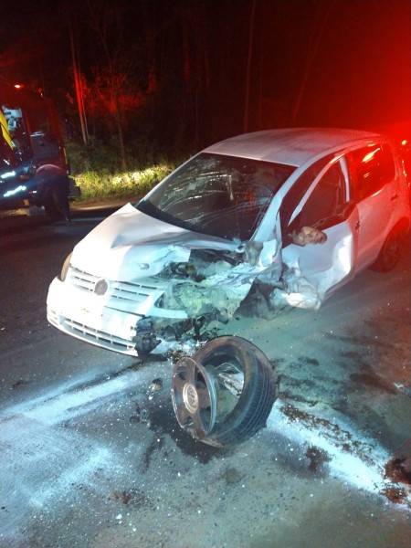Três pessoas são hospitalizadas após colisão frontal na rodovia Otávio Dassoler, em Criciúma — foto 1