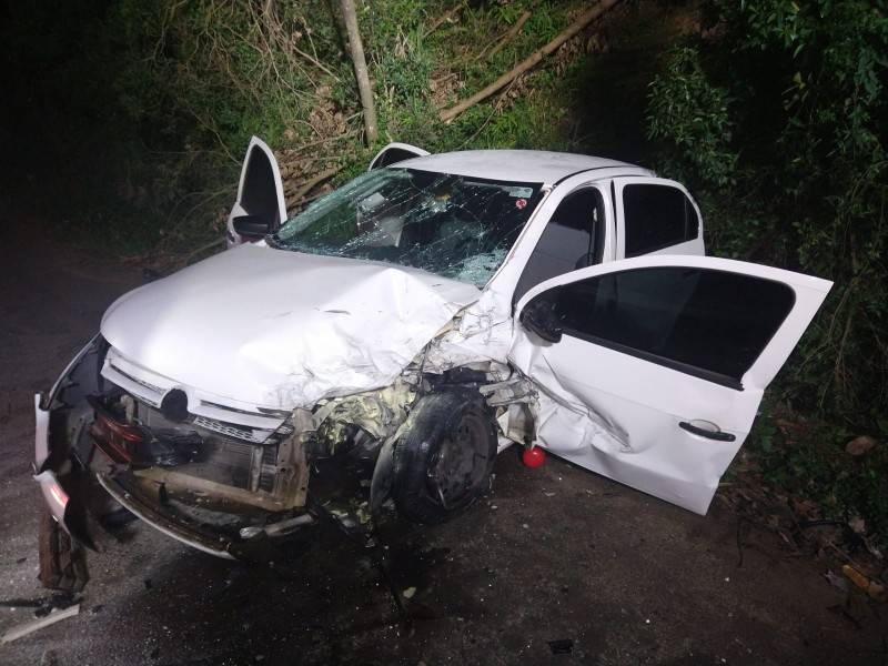 Três pessoas são hospitalizadas após colisão frontal na rodovia Otávio Dassoler, em Criciúma — foto 2