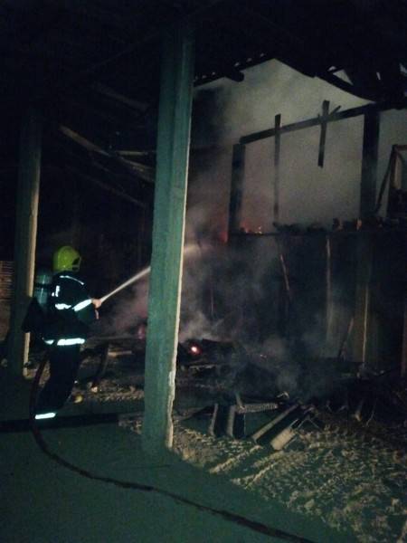 Olaria é atingida por incêndio em Morro da Fumaça e parte do telhado da estrutura colapsa — foto 1