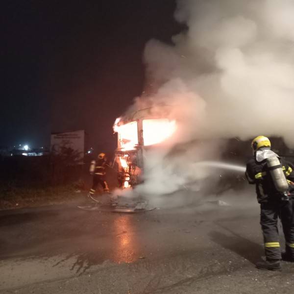 Caminhão transportando carvão pega fogo em Içara — foto 1